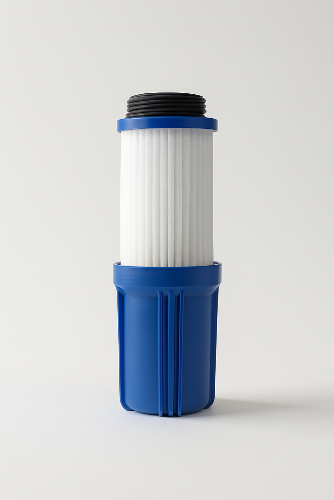 Close-up van een PP sedimentfilter met blauwe behuizing, gebruikt als eerste filterstap in Van Hall Innovations systemen.