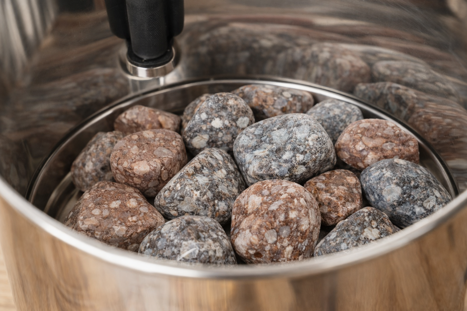 Close up van mineraalstenen in het onderste reservoir van een Berkey waterfilter